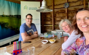 de www van succesvol netwerken workshop wandeling wijntje selfie aan tafel met Hester en Bob